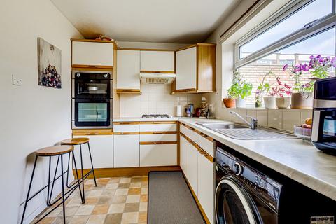 2 bedroom semi-detached house to rent, Derek Gardens, Southend-on-sea, SS2