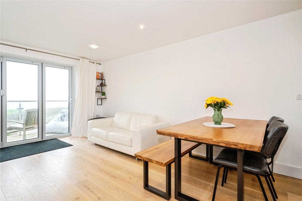 Lounge/Dining Area