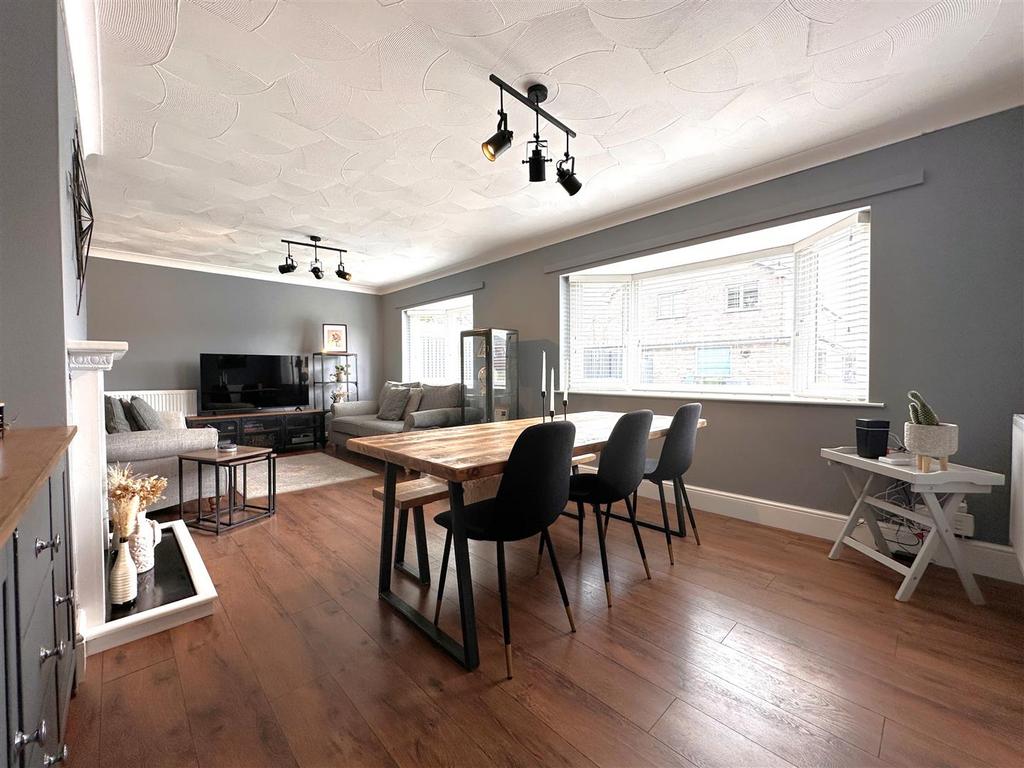 Generous Lounge/Diner 104