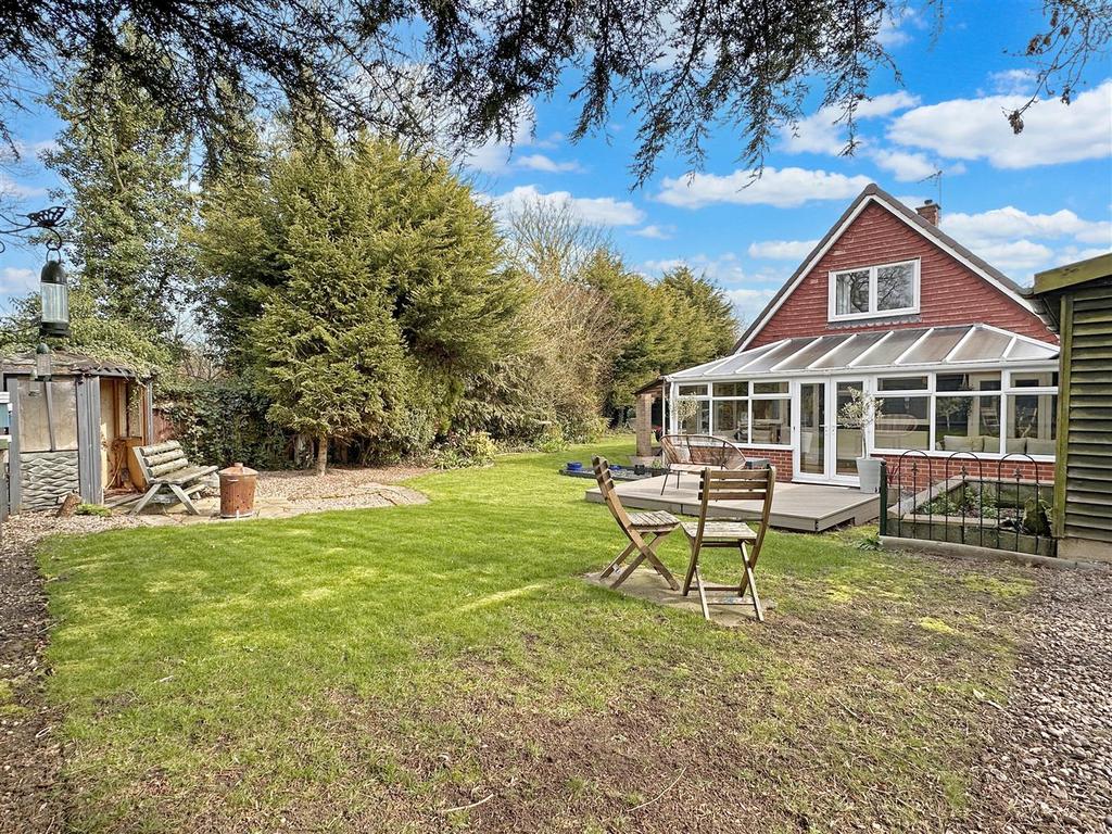 Secluded Garden Setting 194