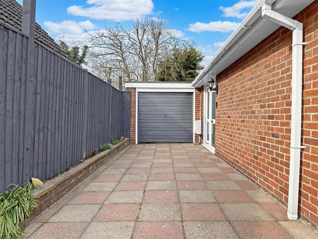 Integral Garage &amp; Driveway 167
