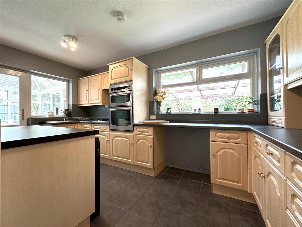 Extensive Fitted Kitchen 145
