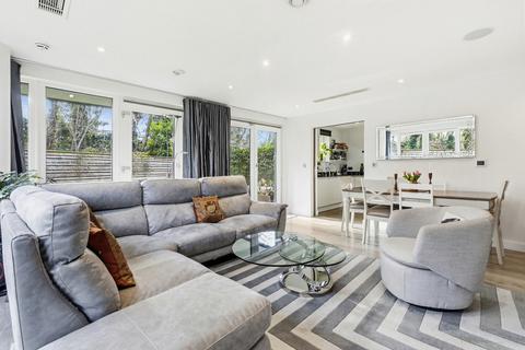 2 bedroom flat to rent, Halcyon Close, SW13