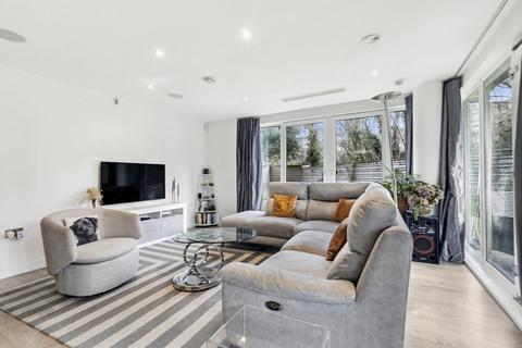 2 bedroom flat to rent, Halcyon Close, SW13