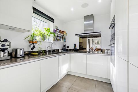 2 bedroom flat to rent, Halcyon Close, SW13