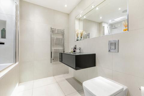 2 bedroom flat to rent, Halcyon Close, SW13