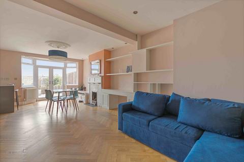 2 bedroom flat to rent, Church Road