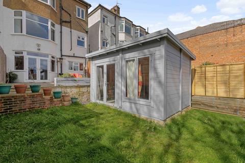 2 bedroom flat to rent, Church Road