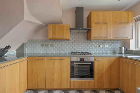 2 bedroom flat to rent, Church Road