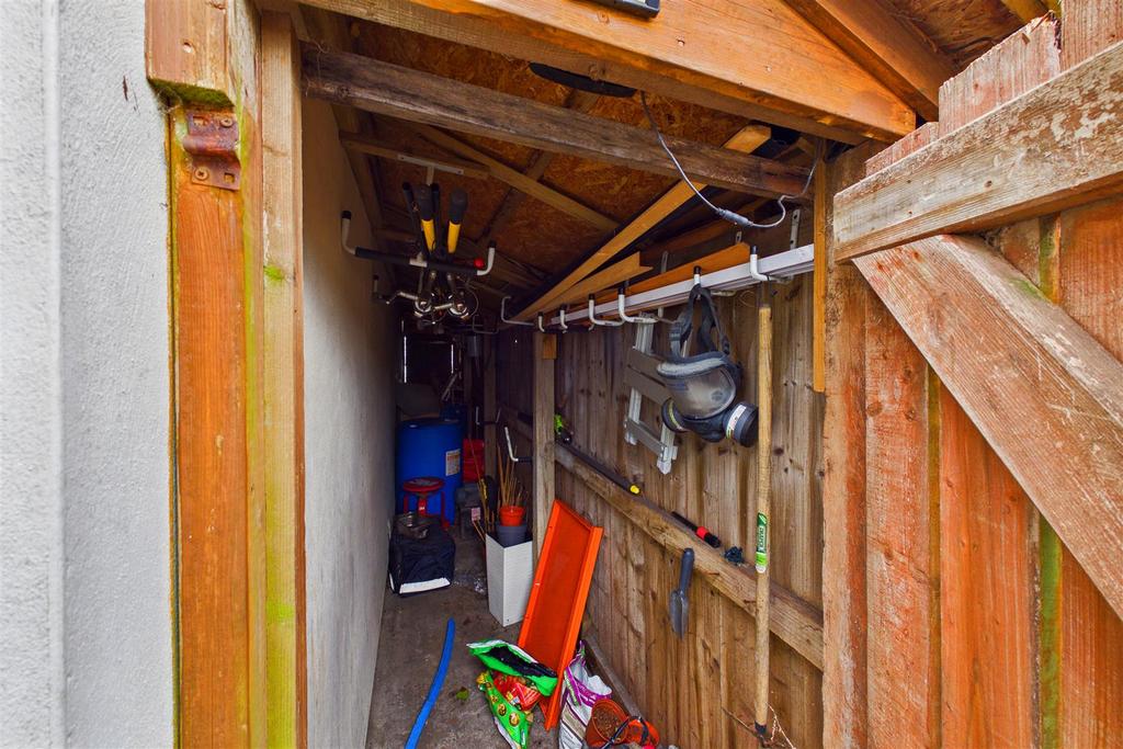 Lean-to shed