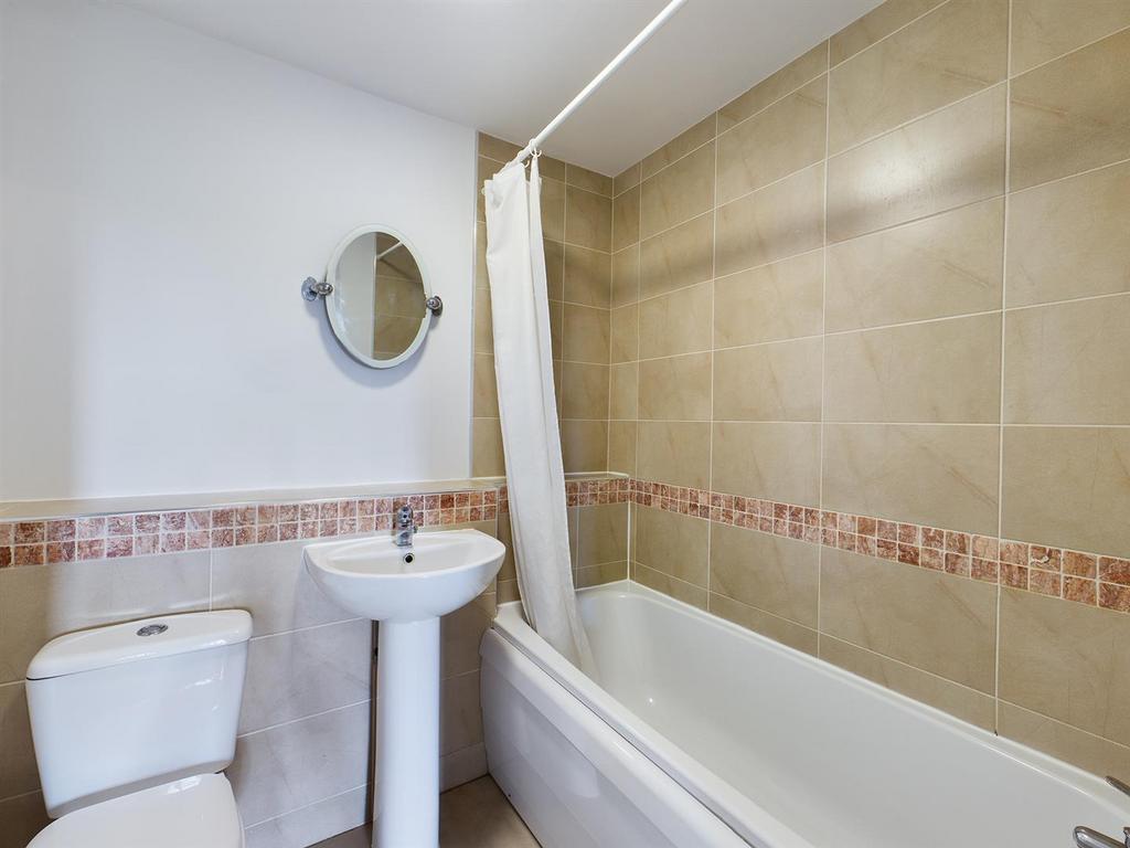 2 Pentire Mews Bathroom