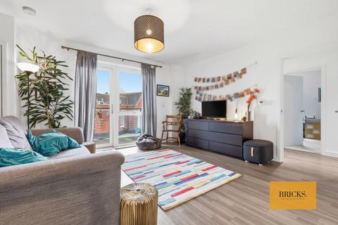 2 bedroom apartment for sale, Gubbins Lane, Romford RM3