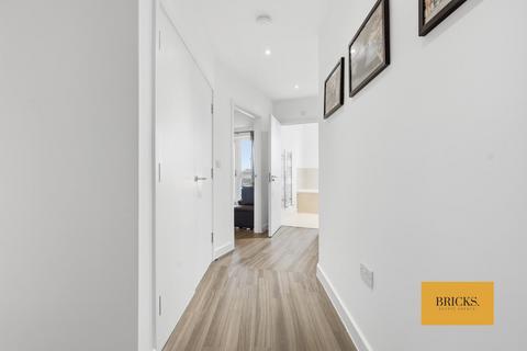 2 bedroom apartment for sale, Gubbins Lane, Romford RM3