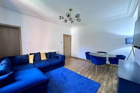 3 bedroom terraced house to rent, Huddersfield Road, Wyke