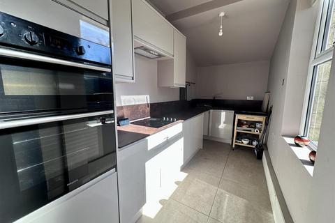 3 bedroom terraced house to rent, Huddersfield Road, Wyke