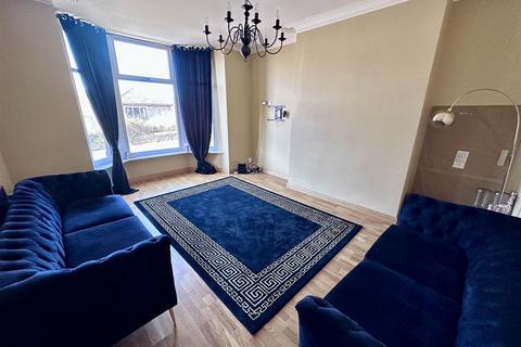 3 bedroom terraced house to rent, Huddersfield Road, Wyke
