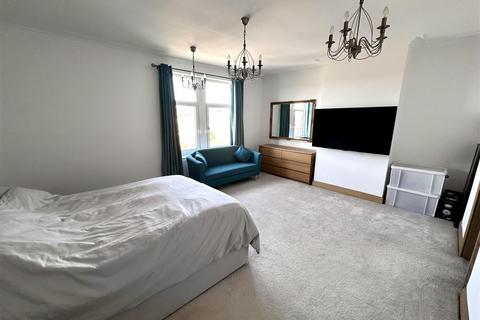 3 bedroom terraced house to rent, Huddersfield Road, Wyke