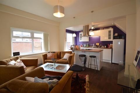 undefined, East Grove, Manchester M13