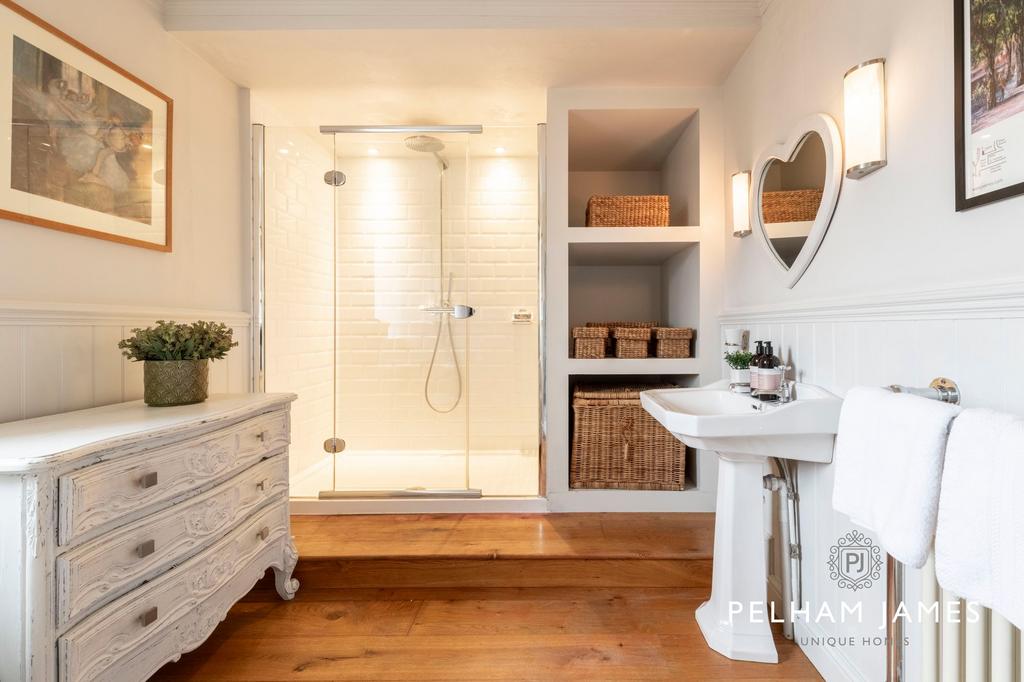Principal En Suite, The Manor House, Illston