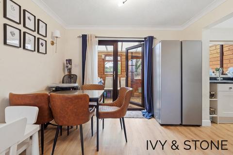 2 bedroom end of terrace house for sale, Vienna Close, Ilford, IG5