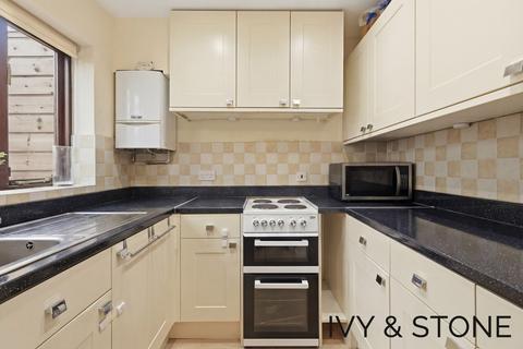 2 bedroom end of terrace house for sale, Vienna Close, Ilford, IG5