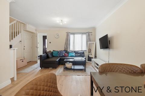 2 bedroom end of terrace house for sale, Vienna Close, Ilford, IG5