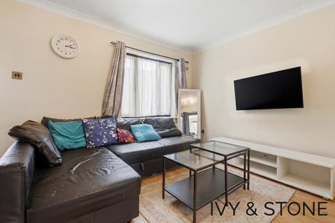 2 bedroom end of terrace house for sale, Vienna Close, Ilford, IG5