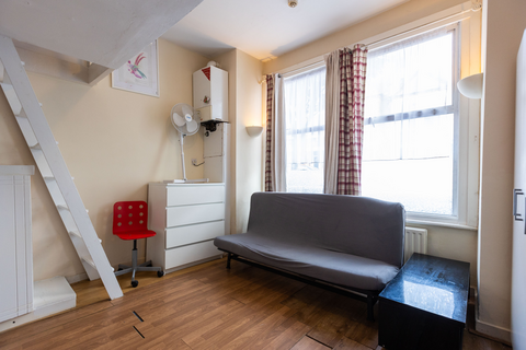 Studio to rent, Cathles Road, London, SW12