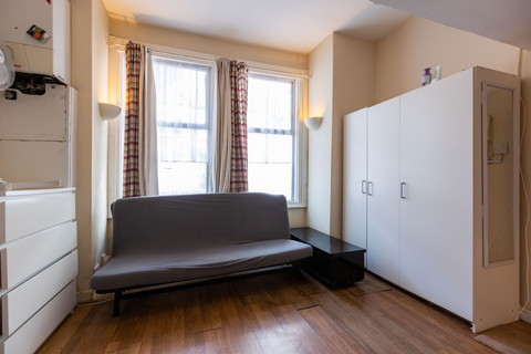 Studio to rent, Cathles Road, London, SW12