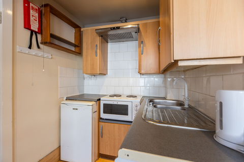 Studio to rent, Cathles Road, London, SW12