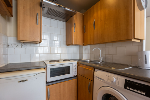 Studio to rent, Cathles Road, London, SW12