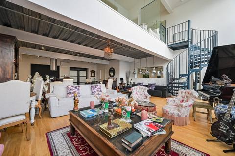 2 bedroom maisonette for sale, 4 Roach Road, London E3