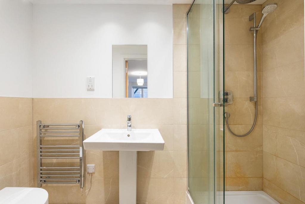 Flat 11, Oliver Court, Crown Road, Bath, BA1 4 BQ-1