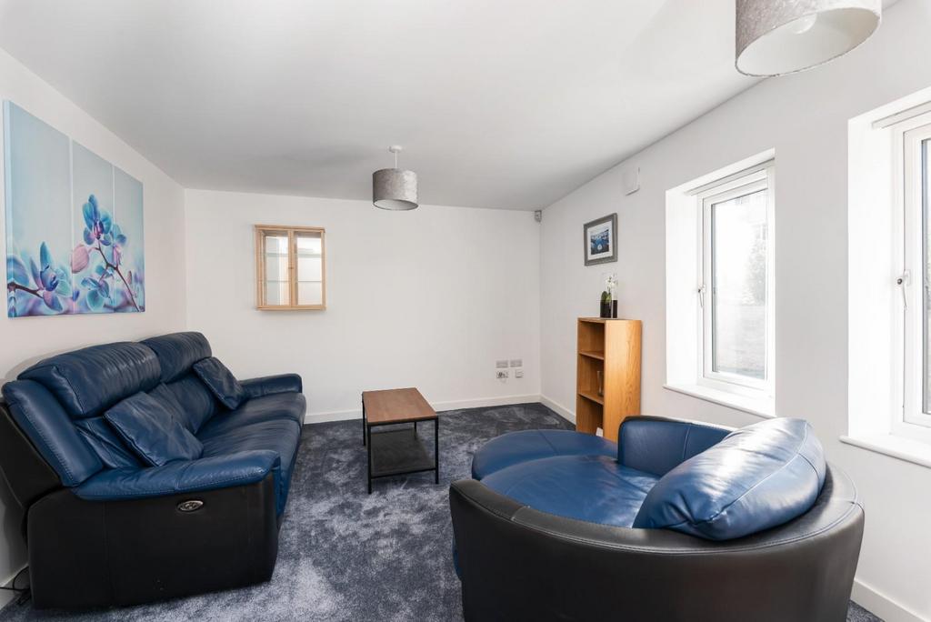 Flat 11, Oliver Court, Crown Road, Bath, BA1 4 BQ-1