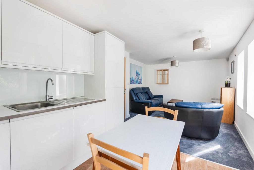 Flat 11, Oliver Court, Crown Road, Bath, BA1 4 BQ-1