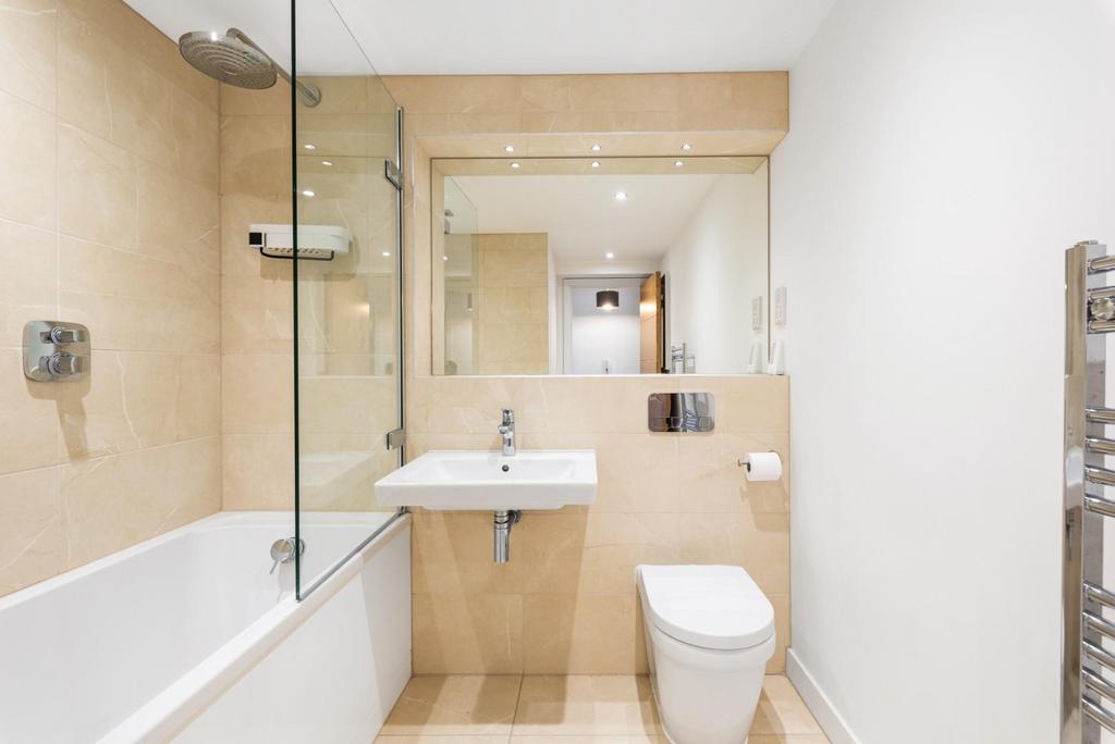 Flat 11, Oliver Court, Crown Road, Bath, BA1 4 BQ-1