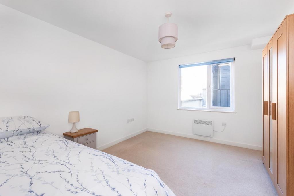 Flat 11, Oliver Court, Crown Road, Bath, BA1 4 BQ-1
