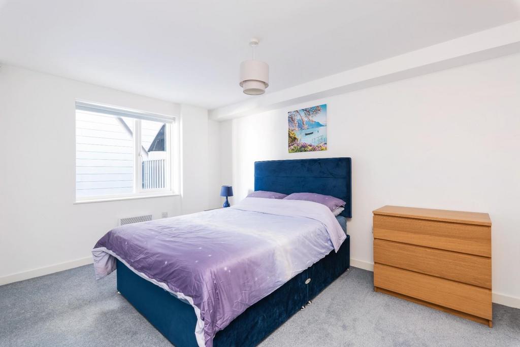 Flat 11, Oliver Court, Crown Road, Bath, BA1 4 BQ-1