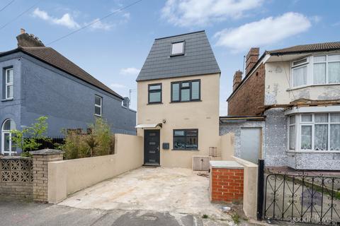 4 bedroom detached house to rent, Bond Road, Mitcham CR4