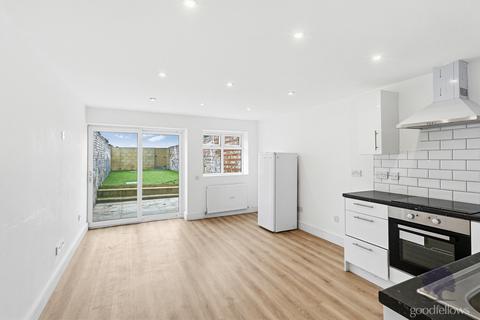 4 bedroom detached house to rent, Bond Road, Mitcham CR4