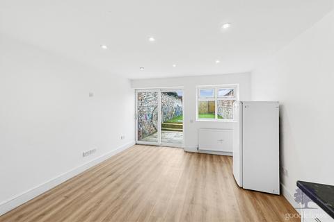 4 bedroom detached house to rent, Bond Road, Mitcham CR4