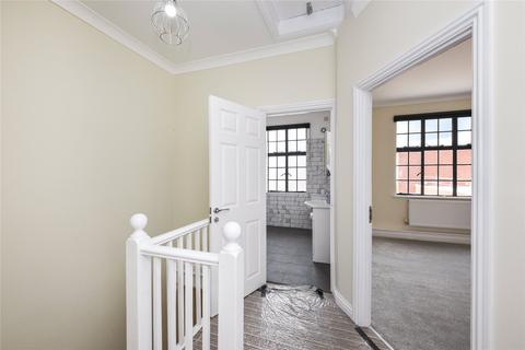3 bedroom flat to rent, High Road, Loughton, Essex, IG10