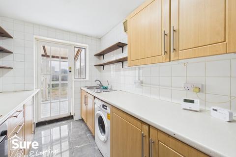 3 bedroom semi-detached house to rent, Dickens Court, Hemel Hempstead, Hertfordshire, HP2 7NN