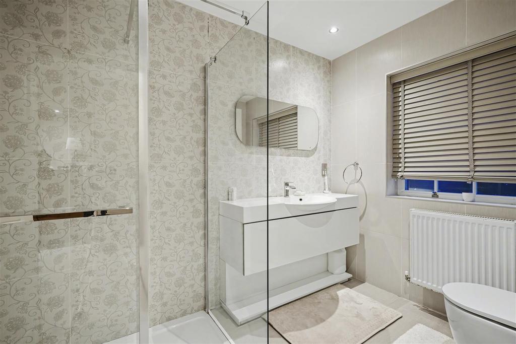 Ensuite 1 1.jpeg