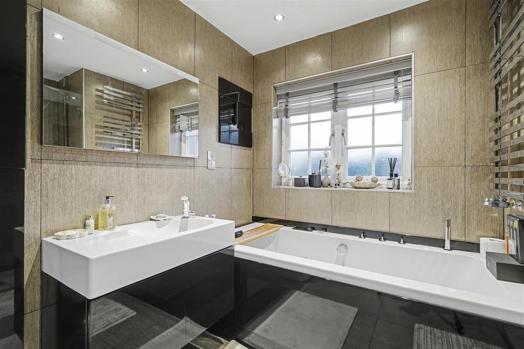 Bathroom 1 1.jpeg