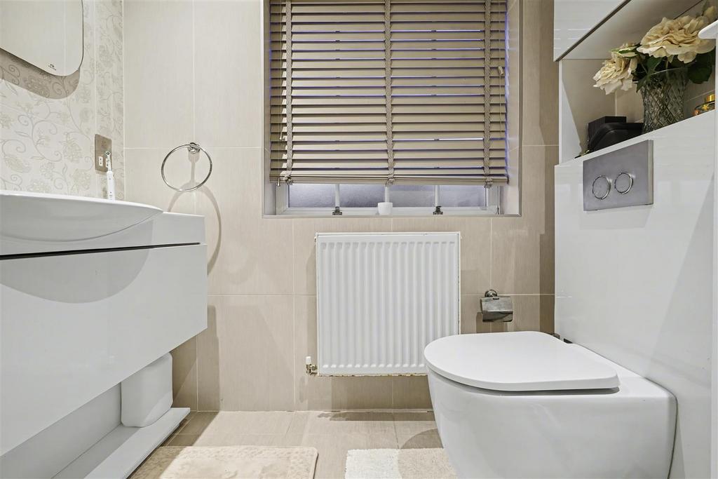 Ensuite 1 2.jpeg