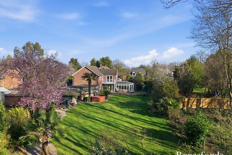4 bedroom detached house for sale, Grove Orchard, Braintree, CM7