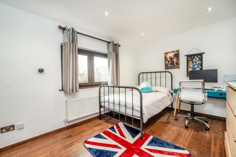 undefined, Unwin Road, Isleworth TW7