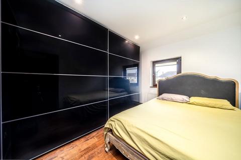 undefined, Unwin Road, Isleworth TW7