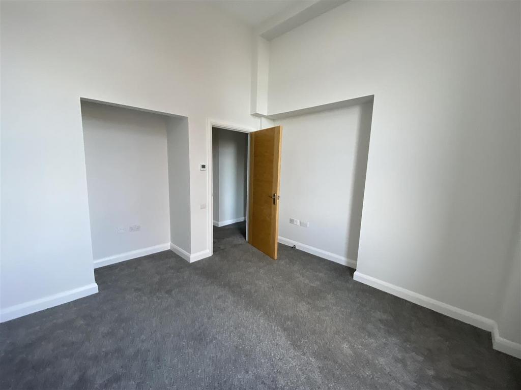Bright and spacious room with high ceilings....